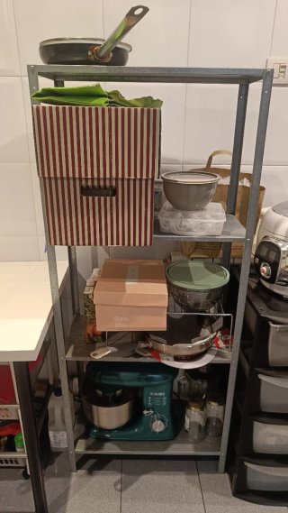 Estantería de cocina metálica