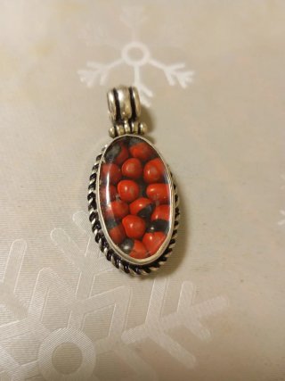 Colgante de Plata 950 con Detalles en Rojo