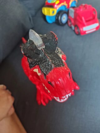 Dinosaurio Juguete Rojo y Negro