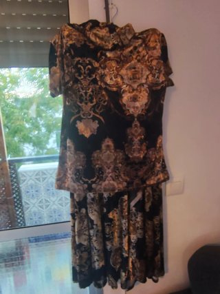 Conjunto negro y dorado estampado