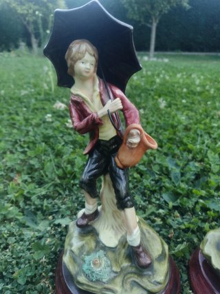 Figuras de porcelana con paraguas