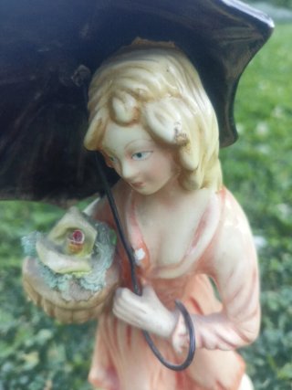Figuras de porcelana con paraguas