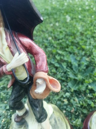 Figuras de porcelana con paraguas