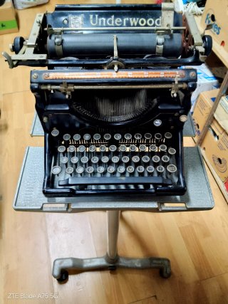 Mesa antigua para máquina de escribir