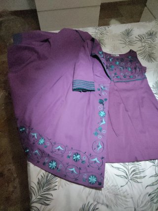 Conjunto vestido y abrigo morado con bordado