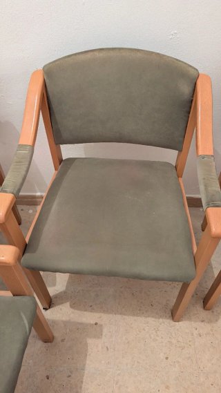 Lote de 4 sillas de madera y tela