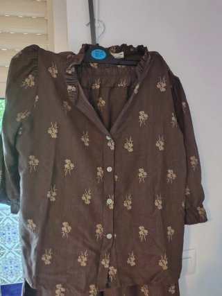 Conjunto marrón estampado floral