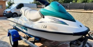 Moto de agua Sea-Doo GTS verde y blanca