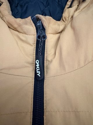 Chaqueta Oakley Plumas Beige y Negra