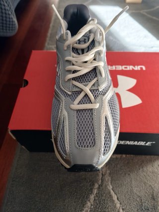 Zapatillas Under Armour plateadas y blancas