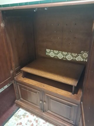 Mueble de madera marrón