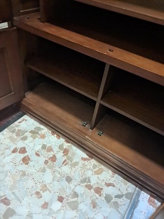 Mueble de madera marrón