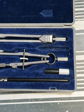 Estuche vintage de compases Laster