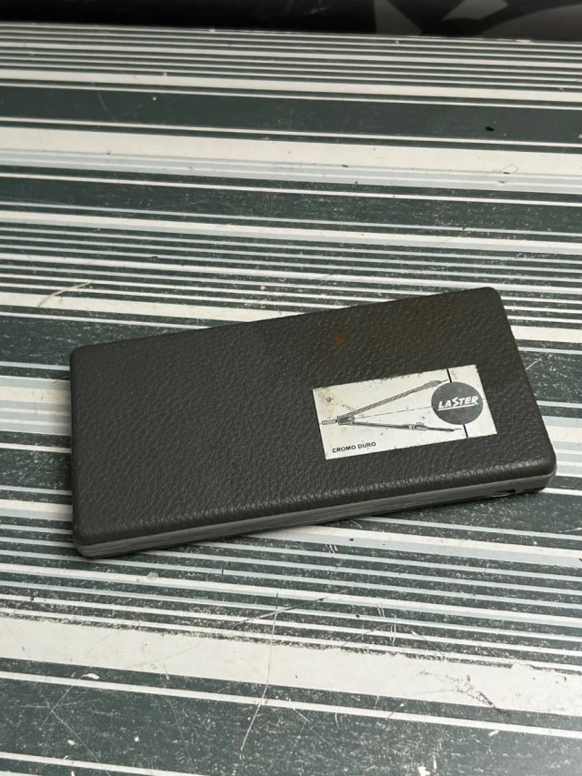 Estuche vintage de compases Laster