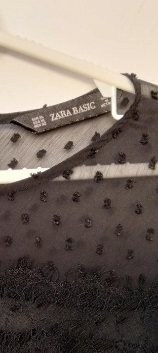 Blusa de encaje semitransparente negra Zara XL