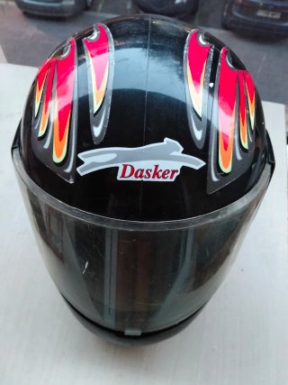 Casco de moto negro con diseño Dascker, Negociable