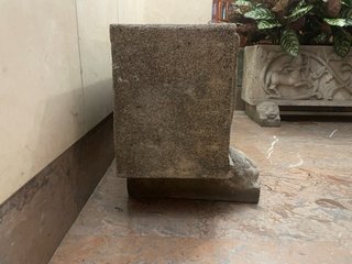 Macetero de Piedra con Relieve