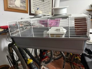 Jaula para hámster gris y blanca