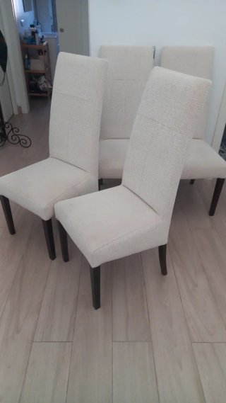 Conjunto de Comedor: Mesa, 4 Sillas y Muebles