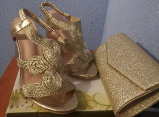 Conjunto de Zapatos y Bolso Dorado