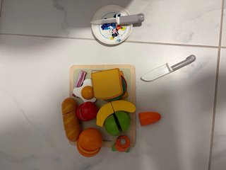 Cocinita de madera y alimentos de madera