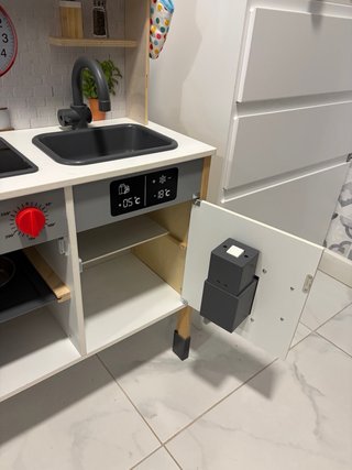 Cocinita de madera y alimentos de madera