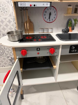 Cocinita de madera y alimentos de madera