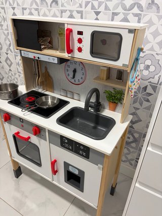 Cocinita de madera y alimentos de madera