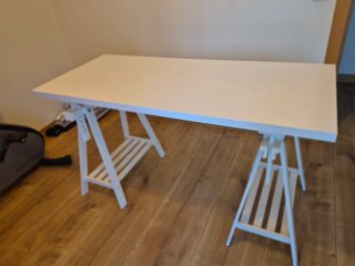 Mesa escritorio con caballetes ajustables