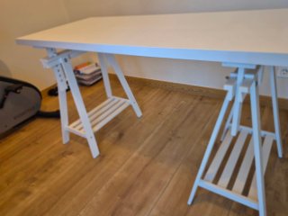 Mesa escritorio con caballetes ajustables