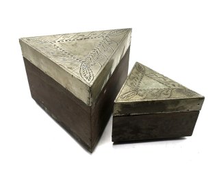 Binitas cajas de madera con revestimiento metálico