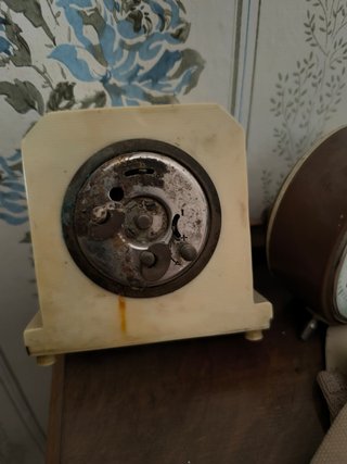 Reloj despertador antiguo beige