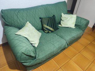 Sofá de dos plazas blanco, con forrito verde
