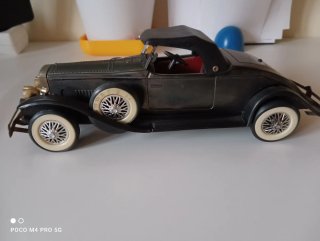 Coche antiguo de exposición y decoración