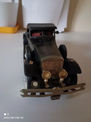 Coche antiguo de exposición y decoración