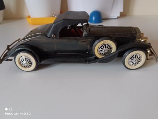 Coche antiguo de exposición y decoración