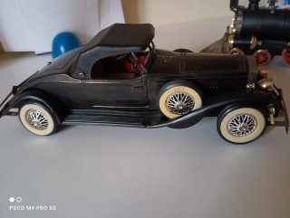 Coche antiguo de exposición y decoración