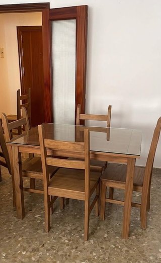 Mesa de comedor con sillas