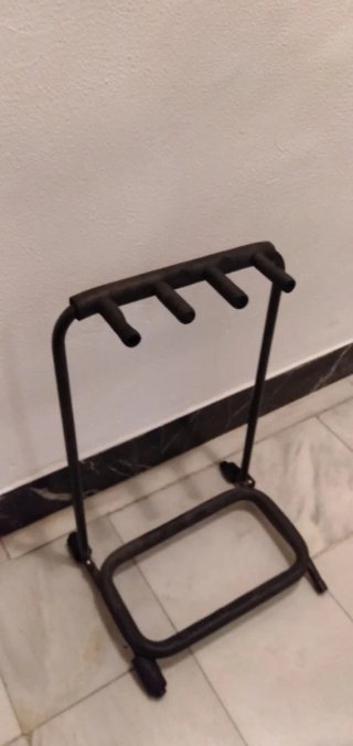 Soporte para 3 bajos o Guitarras RockStand