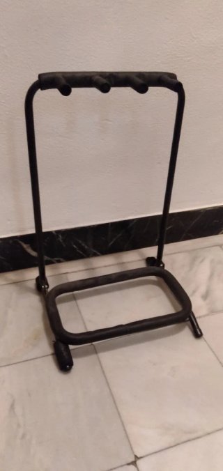 Soporte para 3 bajos o Guitarras RockStand