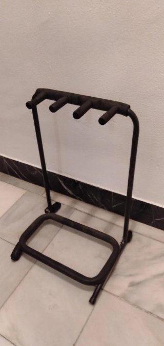 Soporte para 3 bajos o Guitarras RockStand