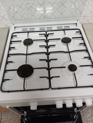 Cocina de Gas Butano con Horno Beko (Impecable)