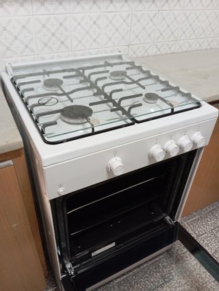 Cocina de Gas Butano con Horno Beko (Impecable)