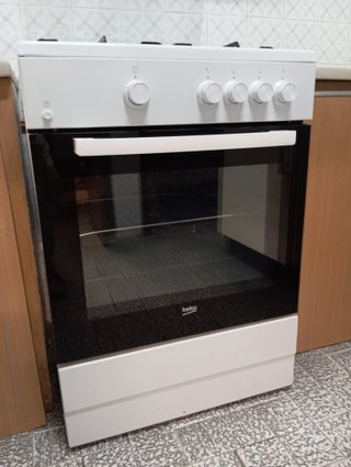 Cocina de Gas Butano con Horno Beko (Impecable)