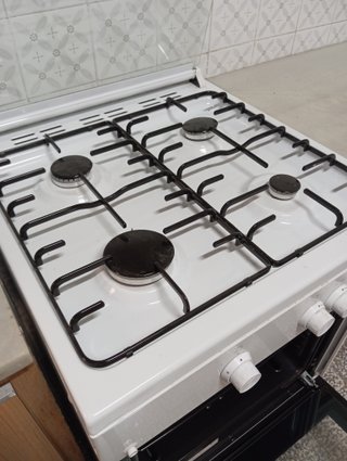 Cocina de Gas Butano con Horno Beko (Impecable)