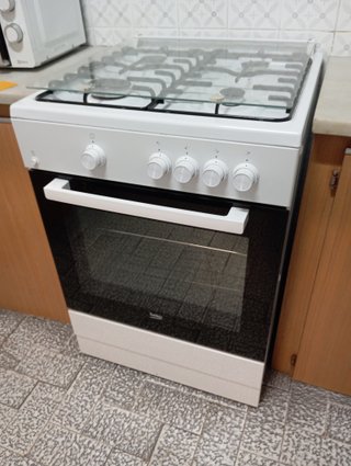 Cocina de Gas Butano con Horno Beko (Impecable)