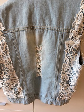 Chaleco vaquero con encaje blanco · Negociable