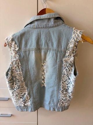 Chaleco vaquero con encaje blanco · Negociable