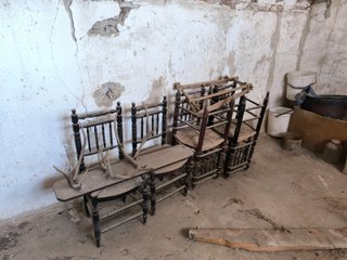 Sillas antiguas rústicas de madera y anea