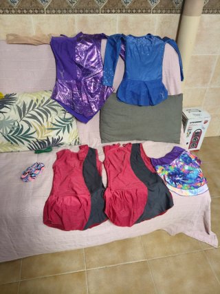 Lote patinaje artístico: 4 bodys y falda